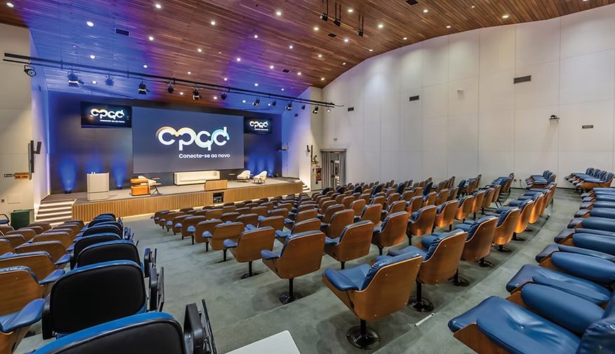 Auditório corporativo com automação