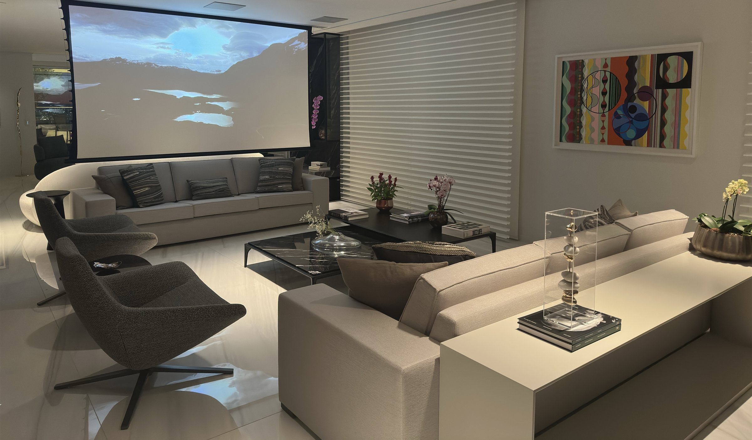 Home theater real da Antares com tela de projeção